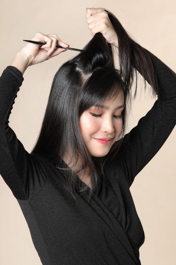 wanita asia dengan menyasak rambut untuk menambah volume