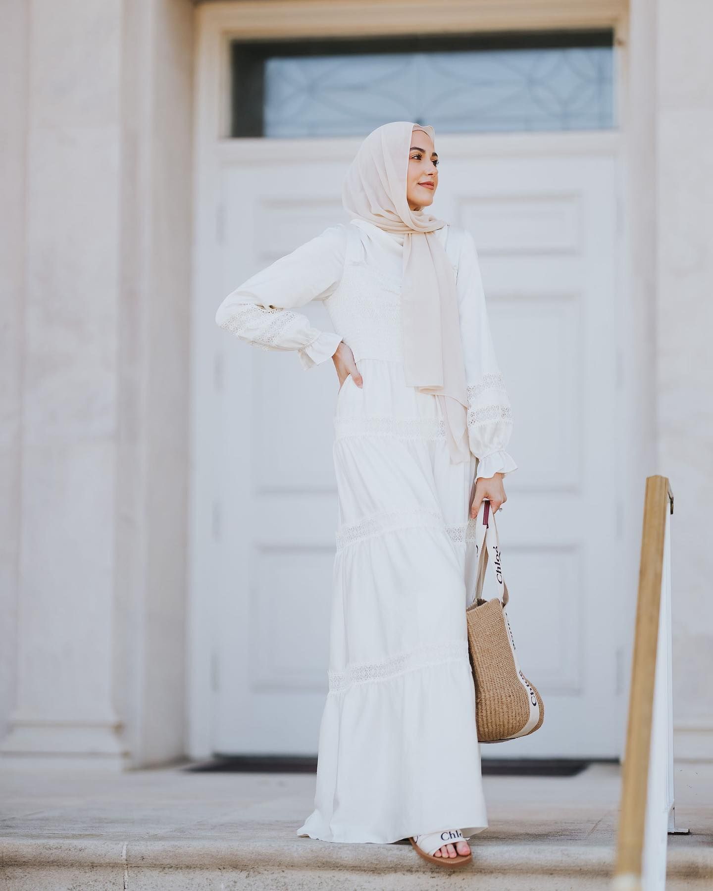 Tampil elegan dengan gamis warna putih gading dan jilbab warna beige. (Foto: Instagram.com/withloveleena)