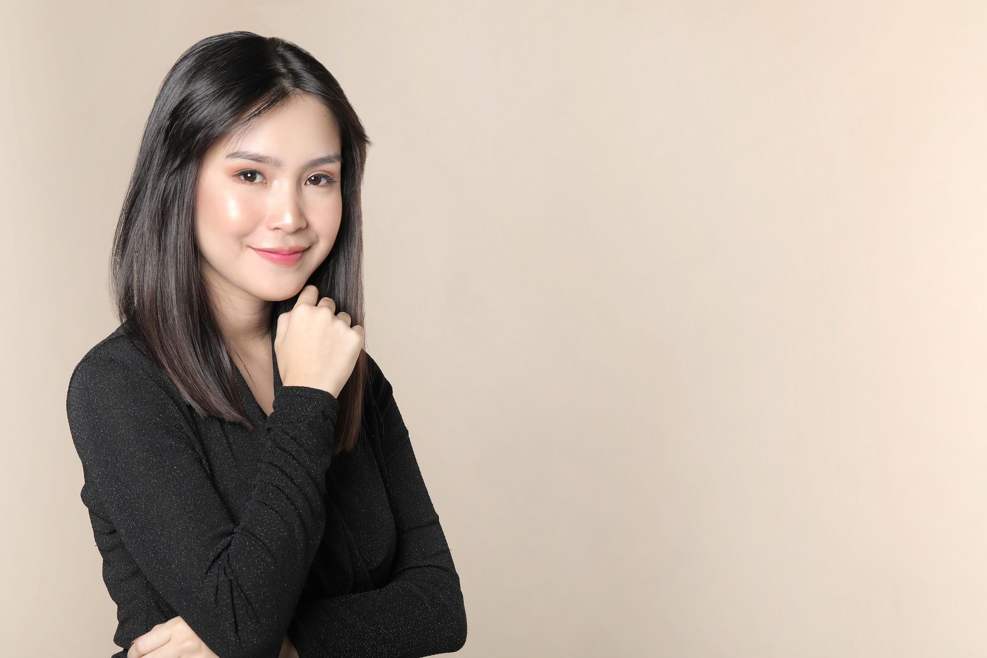 Wanita asia dengan rambut hitam lurus