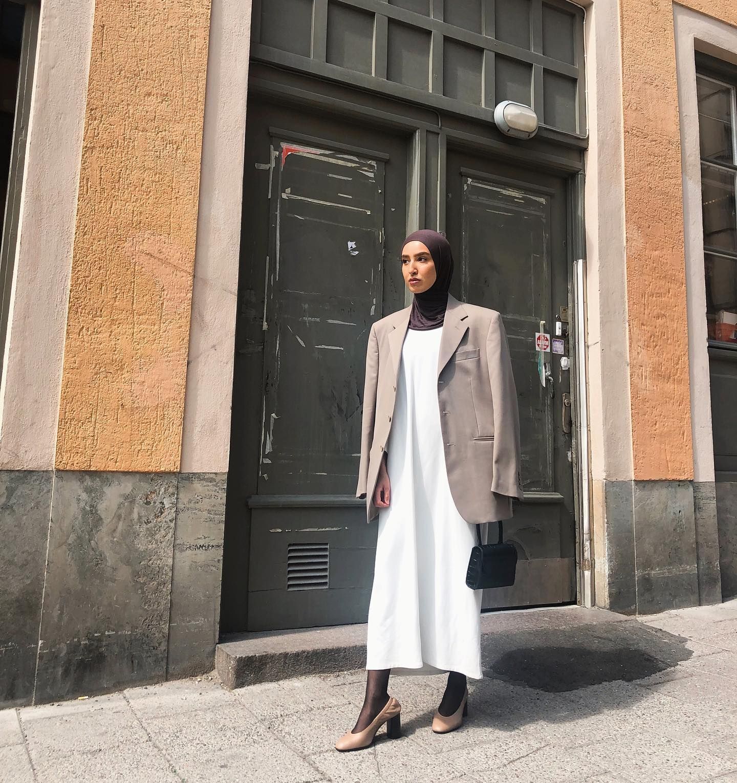 Loose dress putih plus blazer bikin tampilan lebih high fashion. (Foto: Instagram.com/fashionwithfaith)