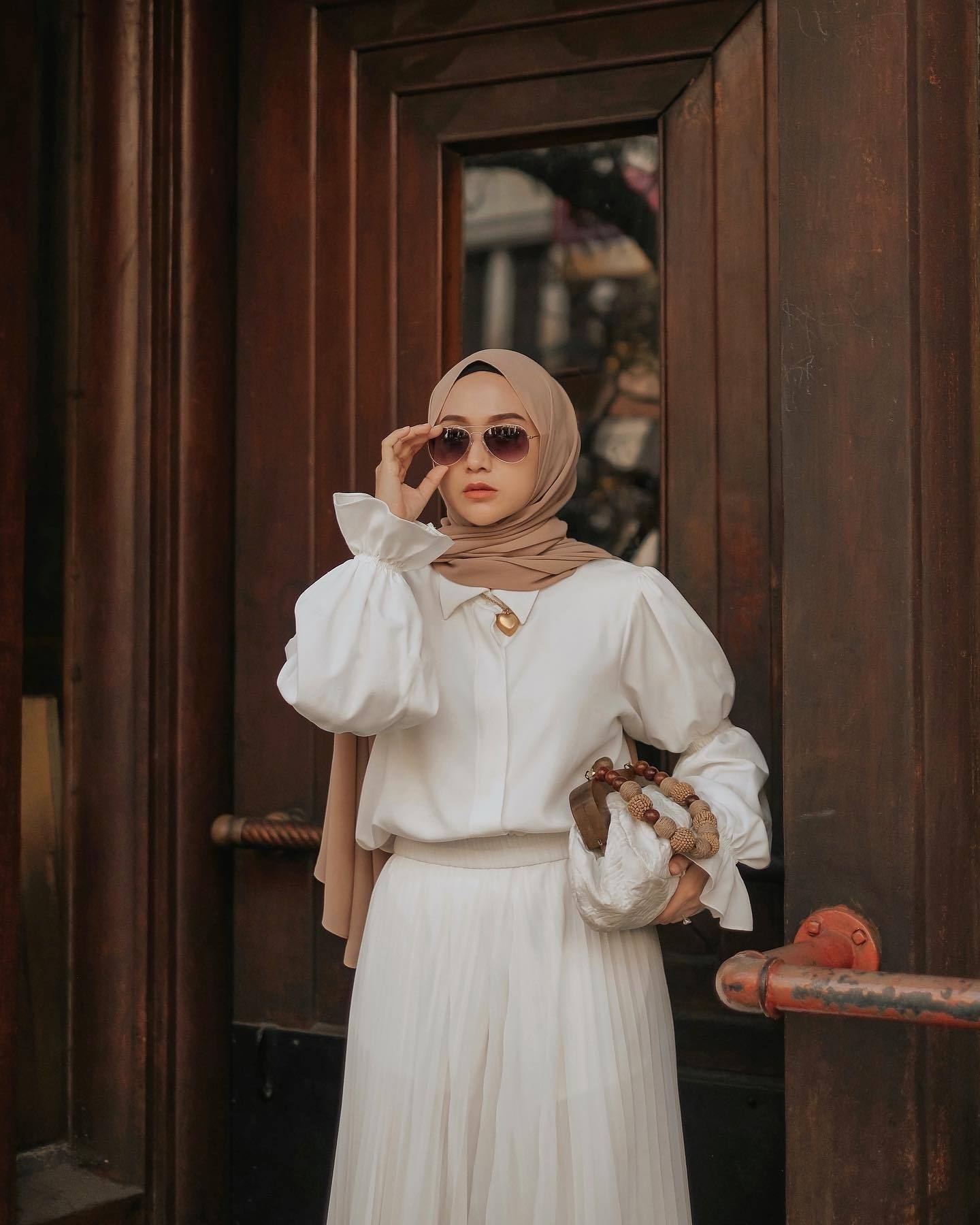 Wanita Indonesia kenakan atasan putih bergaya pluffy