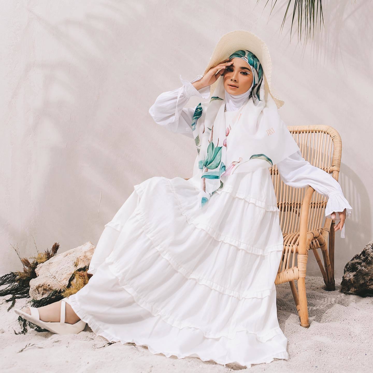 Kenakan padanan dress putih dengan jilbab motif tropical warna pastel yang manis. (Foto: Instagram.com/sdymutma)