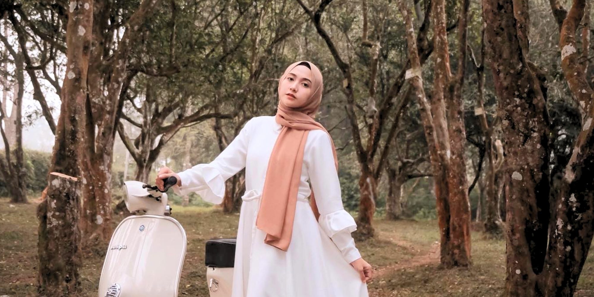 Gamis Putih Cocok untuk Jilbab Warna Apa? Ini 13 Inspirasinya!