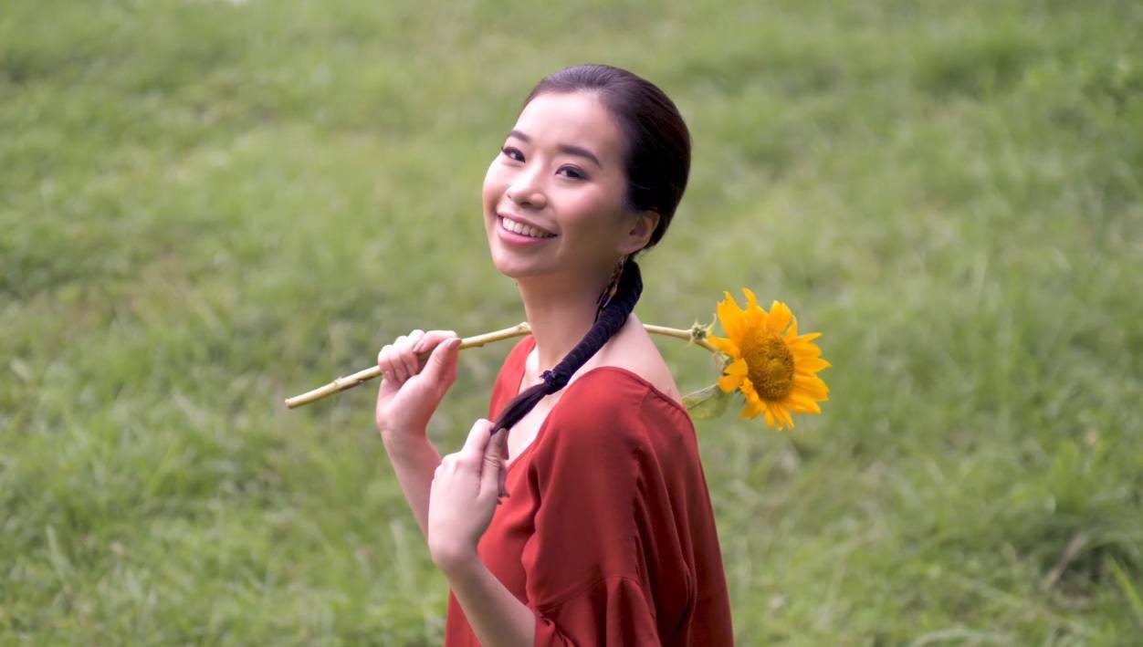 Wanita Asia bergaya rambut wrapped ponytail