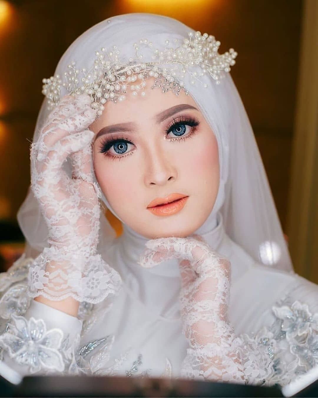 Aksen headpiece semakin memberikan kesan chic pada tampilanmu. (Foto: Pinterest)