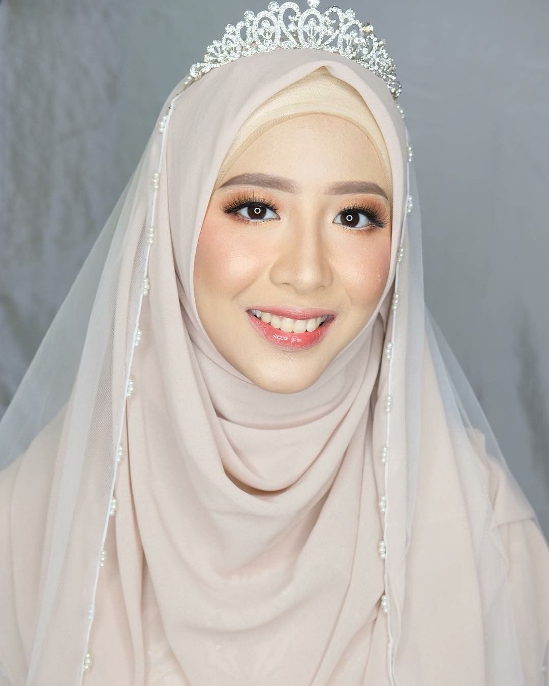 Santun dan cantik kenakan hijab syar'i dan mahkota. (Foto: Pinterest)