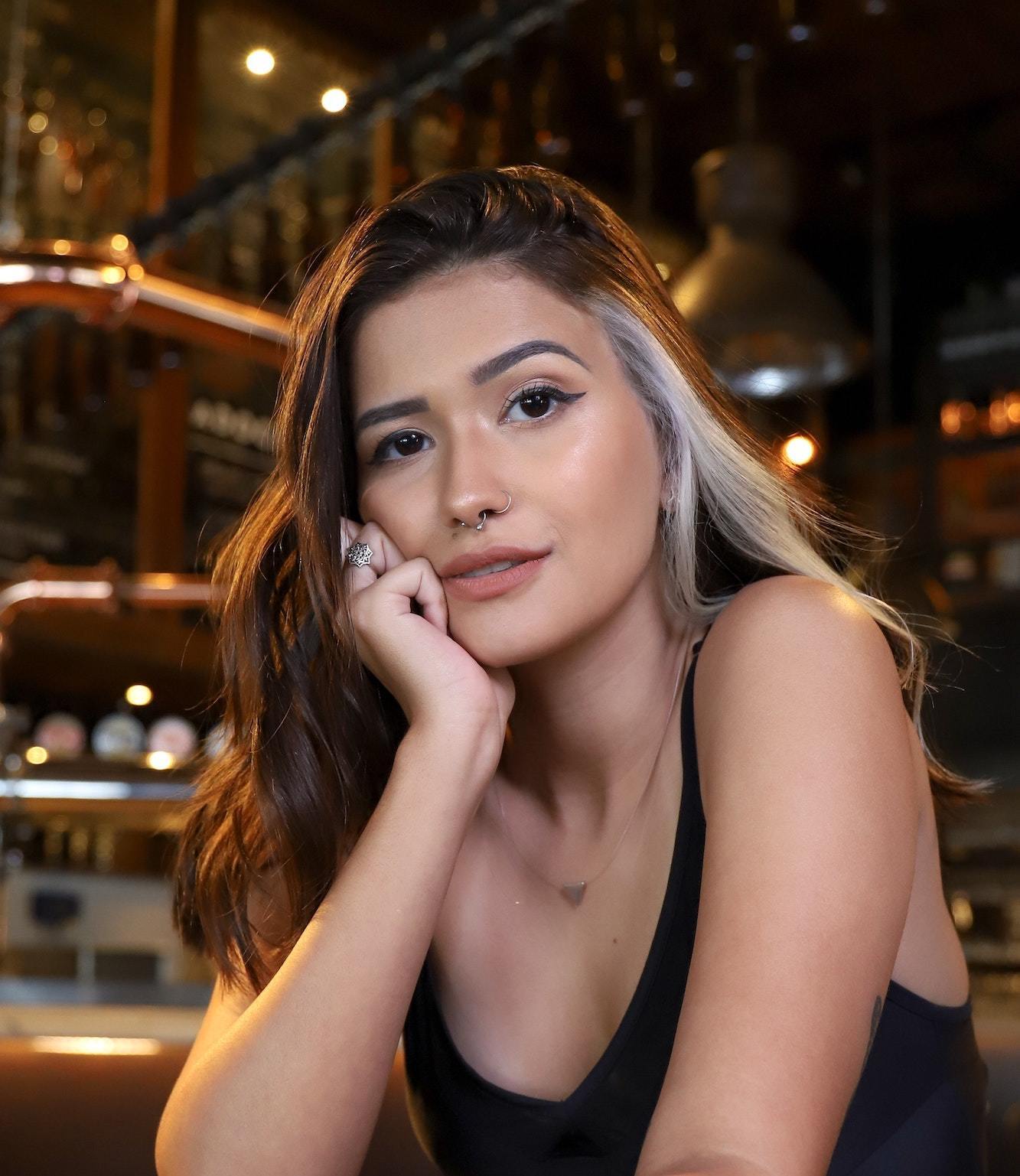 Untuk kamu yang suka dengan warna terang dan takut mencobanya, coba dengan gaya peekaboo. (Foto: Pexel)