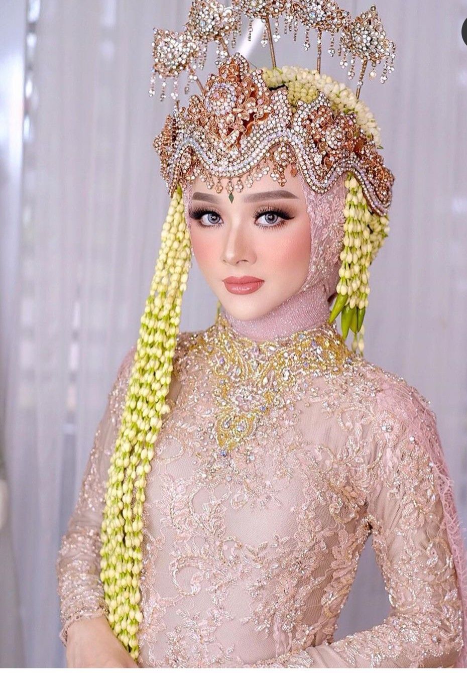 Cantik dan glam dengan siger Sunda. (Foto: Pinterest)