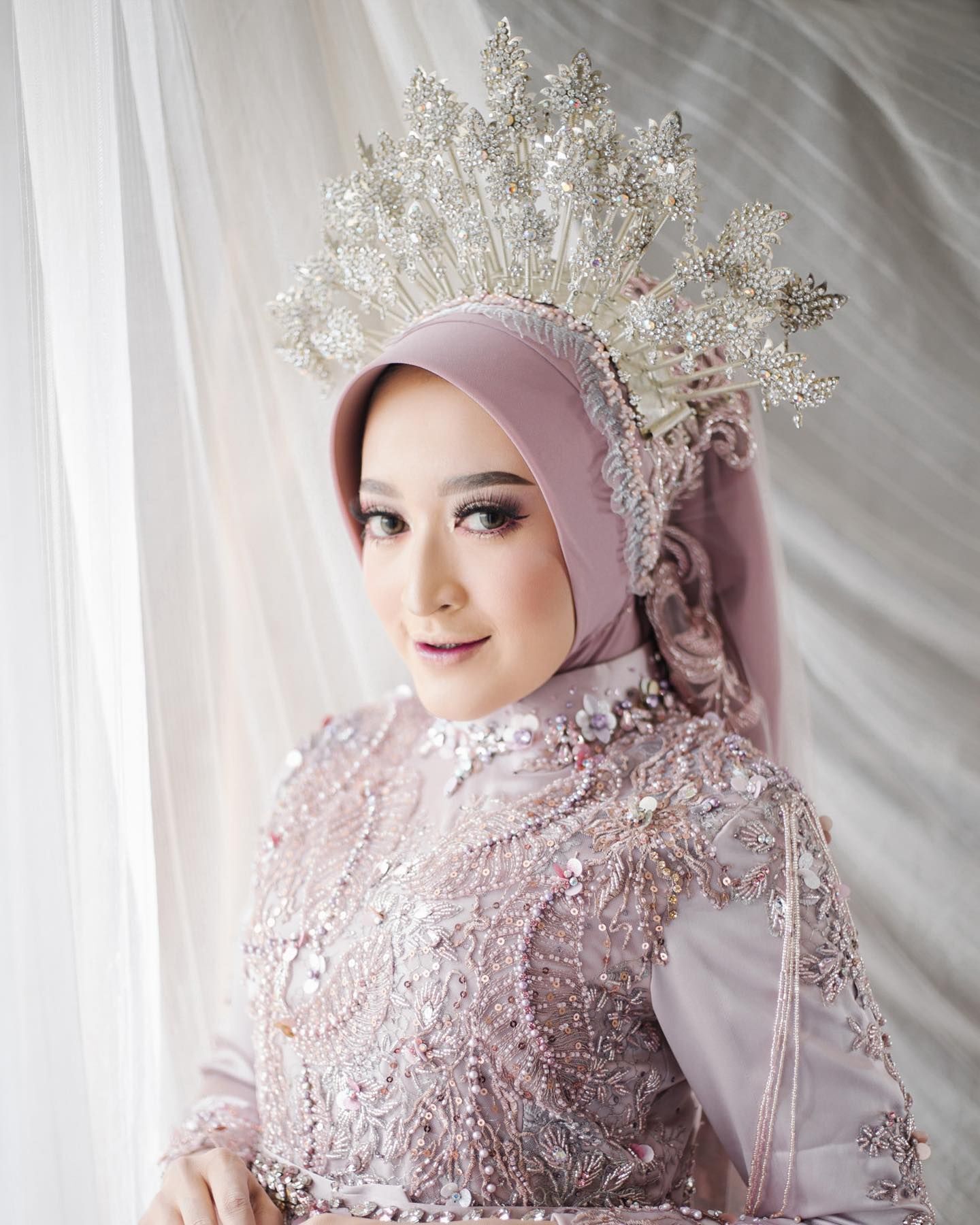 Padukan sunting Melayu dengan nuansa hijab kebaya warna ungu lilac. (Foto: Instagram.com/seviqfebinita)