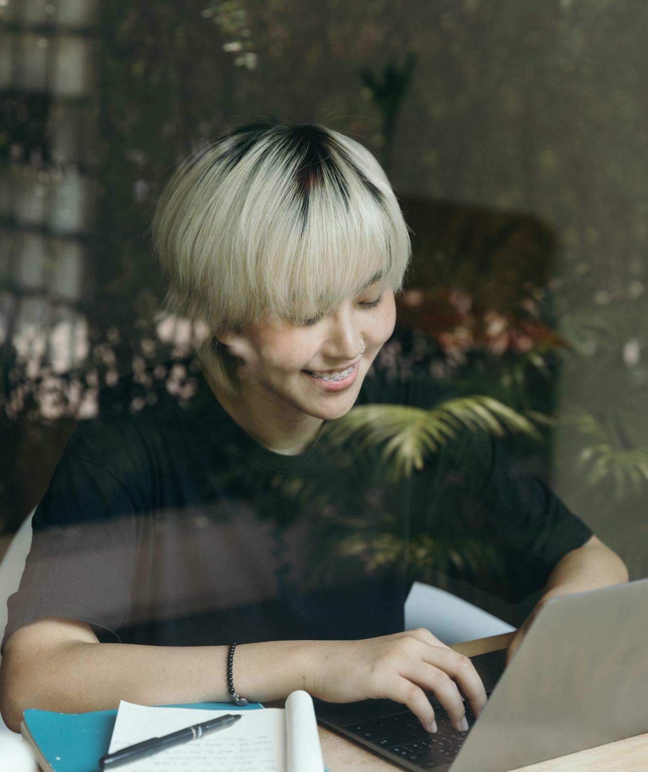 Biarkan akarnya tetap hitam. (Foto: Pexel)