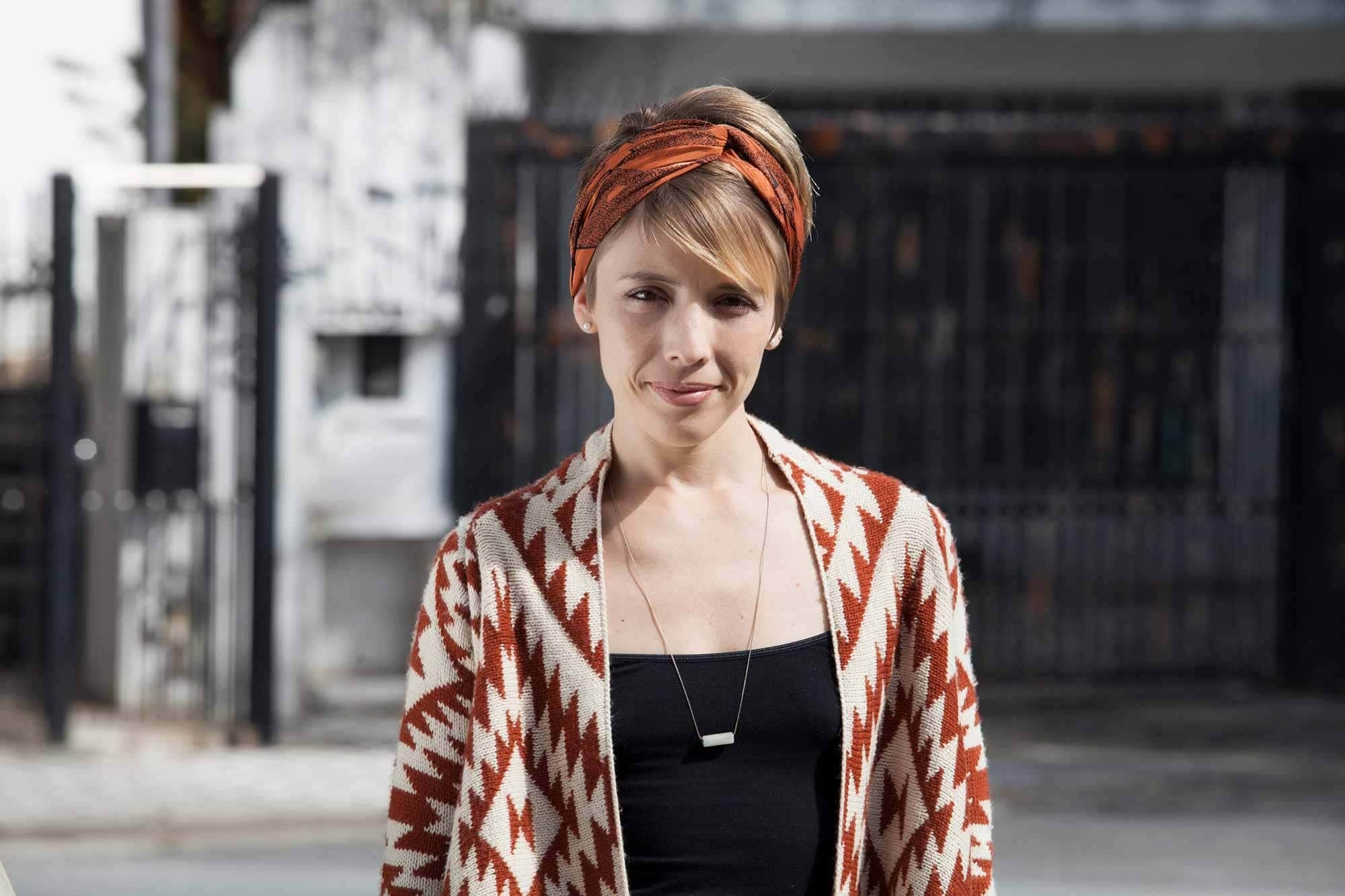 rambut pixie dengan bando dari scarf