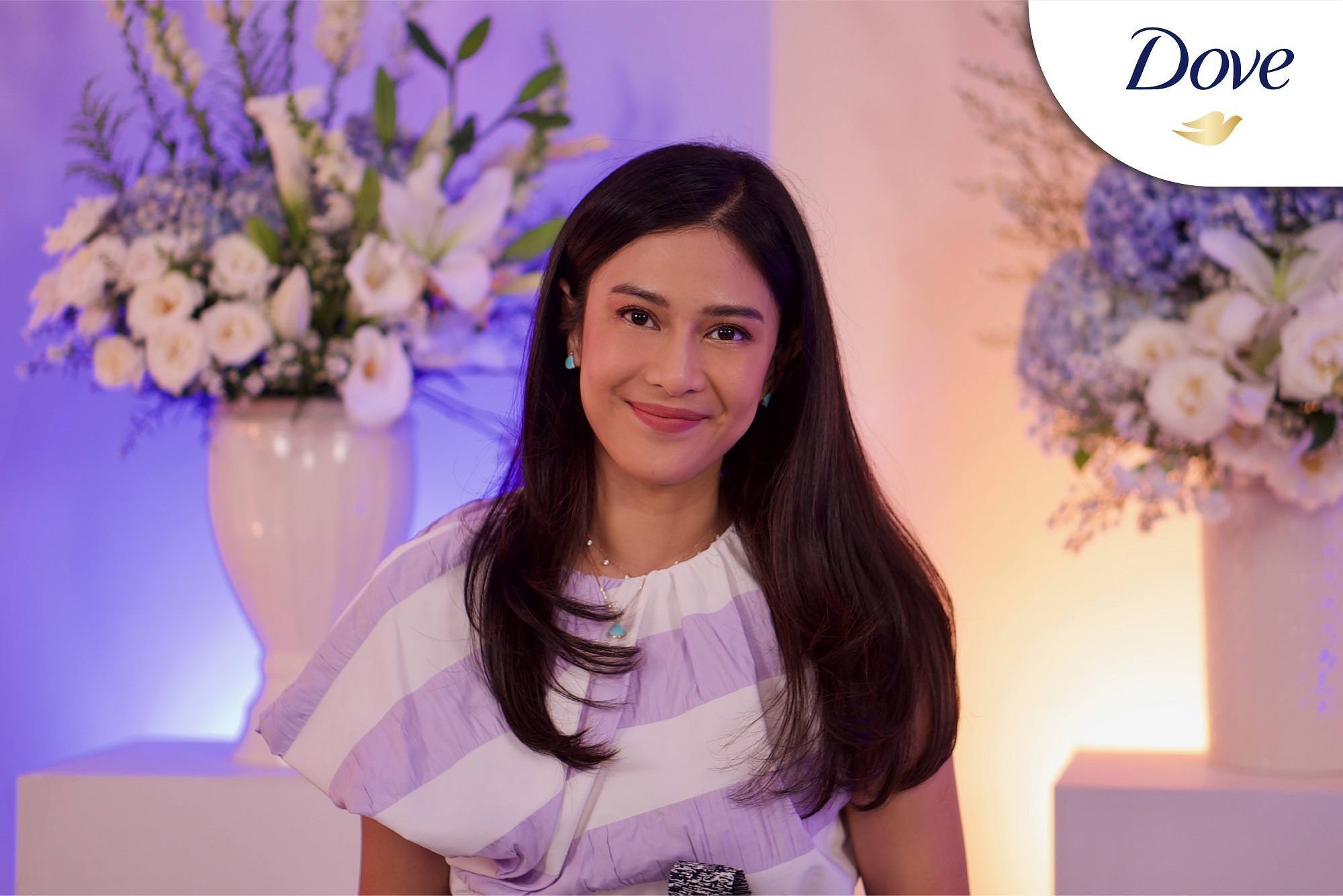 Aktris cantik Dian Sastrowardoyo yang hadir dalam acara Dove virtual press conference memakai baju lengan pendek garis-garis.