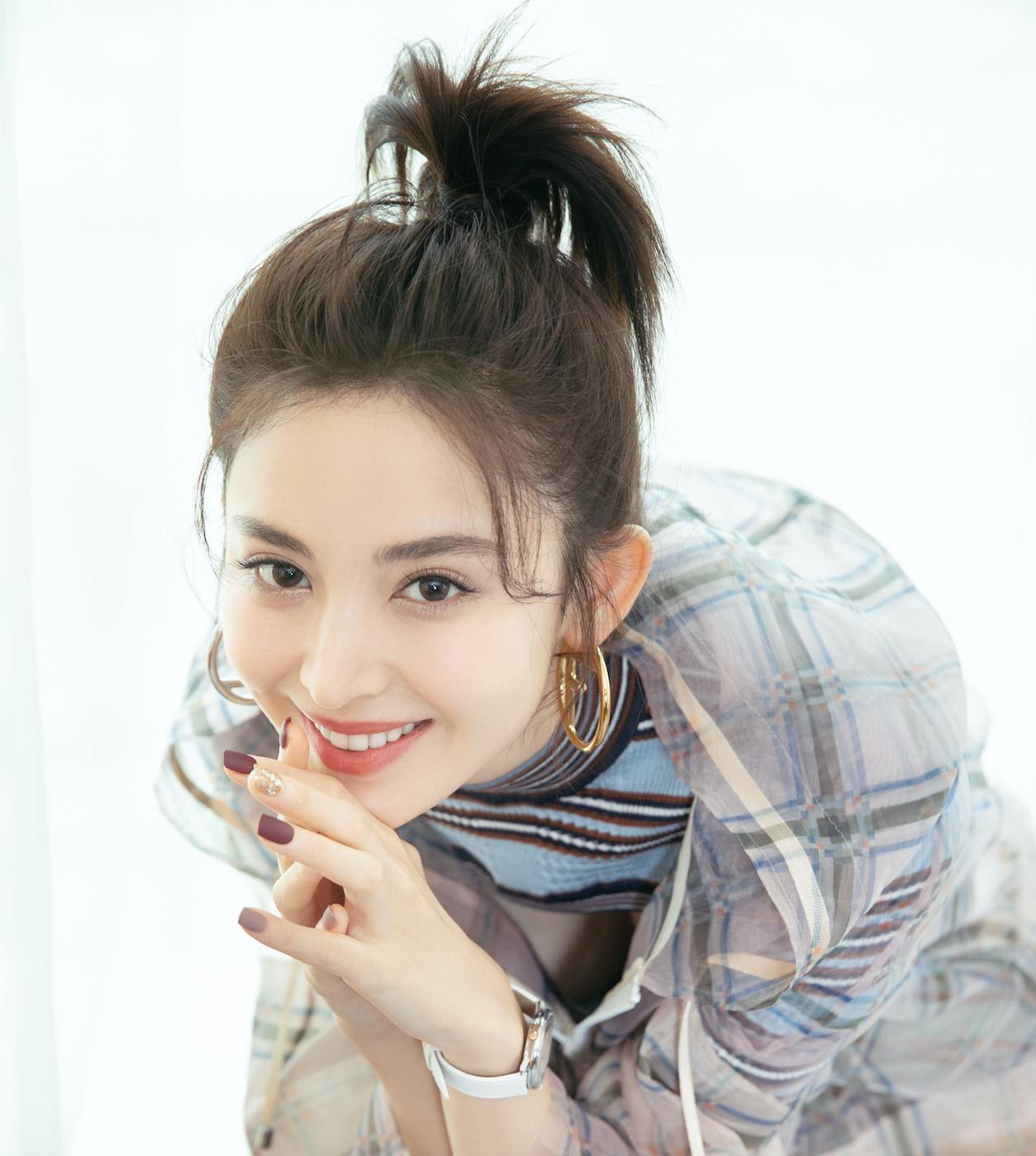 Wanita asia dengan rambut ponytail tinggi dengan gaya acak