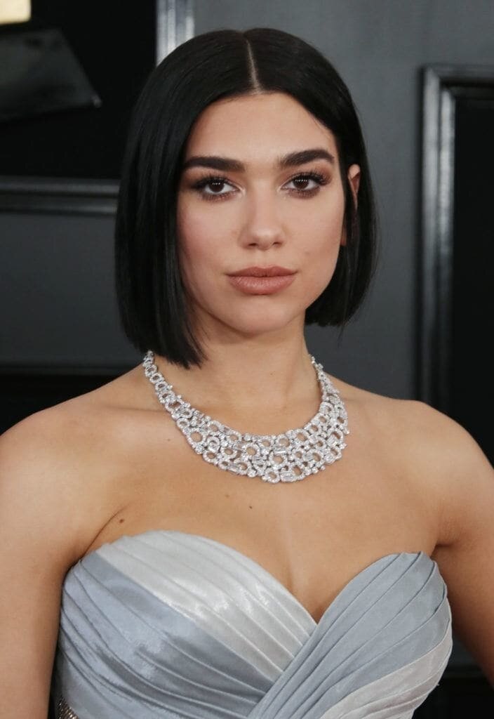 Dua lipa dengan gaya rambut sleek bob warna hitam kecokelatan pada acara grammys 2019