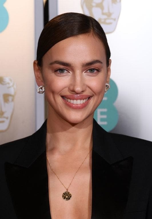 Irina Shayk dengan gaya rambut cepol sleek warna hitam grammys 2019