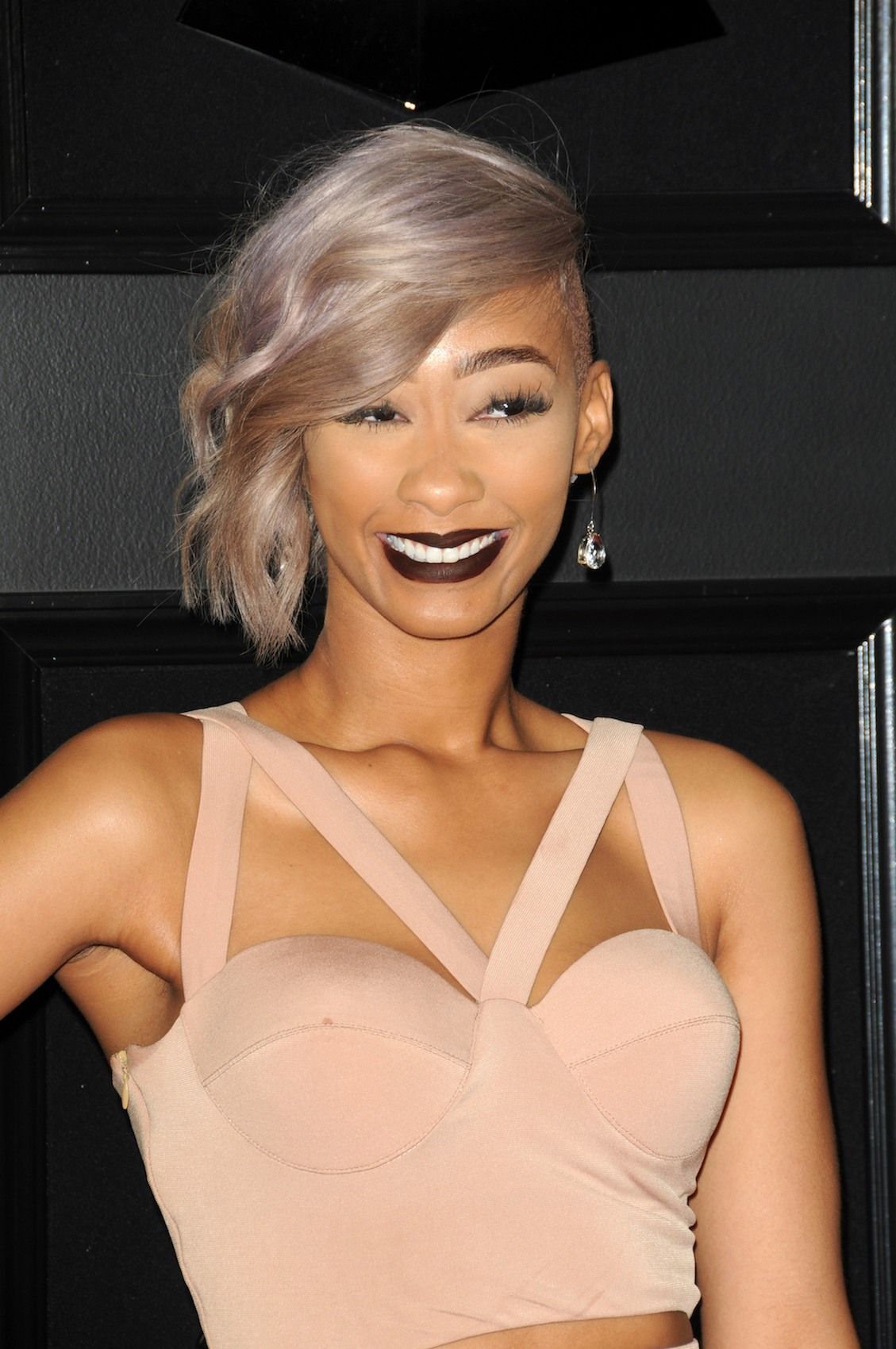 Porcelan dengan gaya rambut menyamping dan shaved skin fade 2019