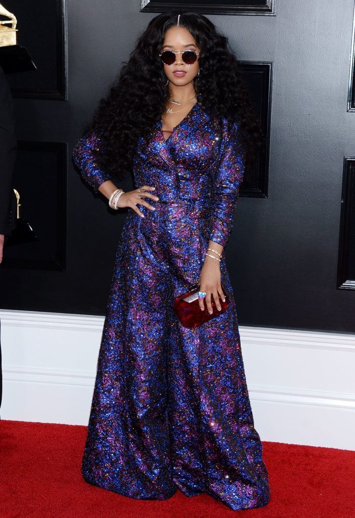 H.e.r pada acara grammys 2019 rambut panjang keriting terurai