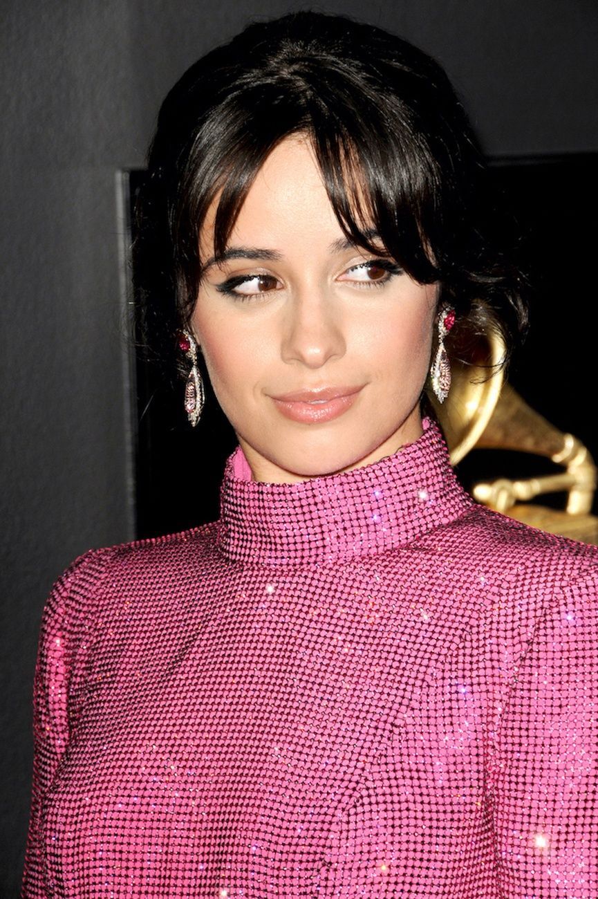 Camilla Cabello dengan gaya rambut poni curtain bangs 2019