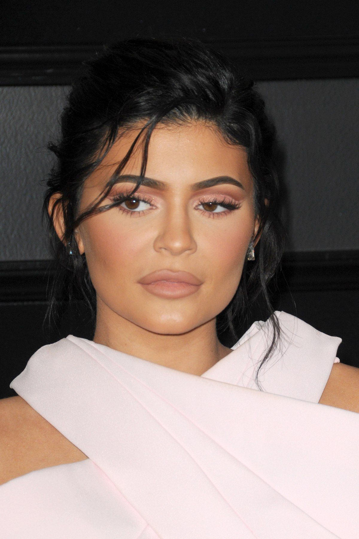 Kylie Jenner dengan gaya poni one strand brangs grammys 2019