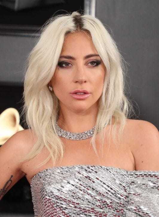 Lady gaga dengan gaya rambut tousled wave platinum bleach grammys 2019
