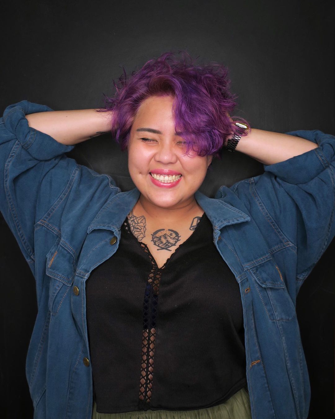 Warna rambut ungu vivid pada wanita asia