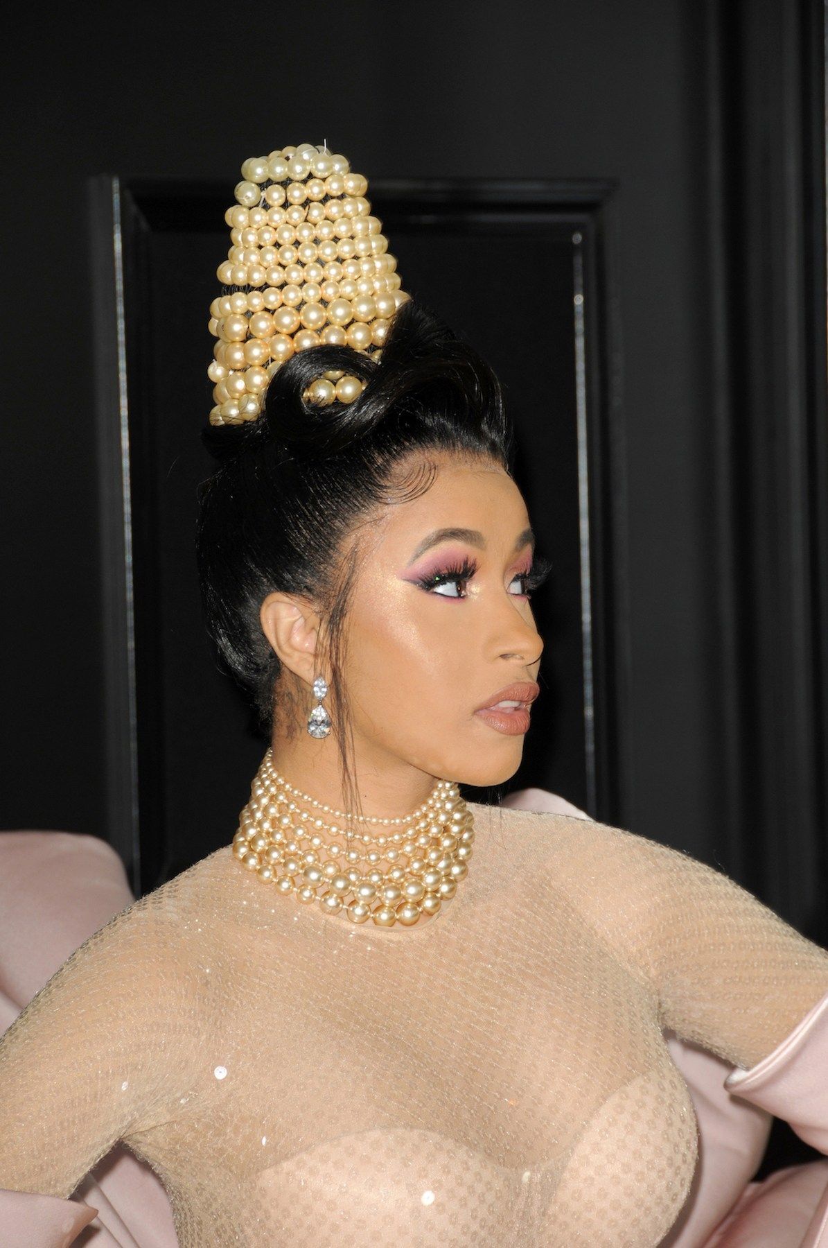 Cardi B dengan gaya rambut top bun mutiara grammys 2019