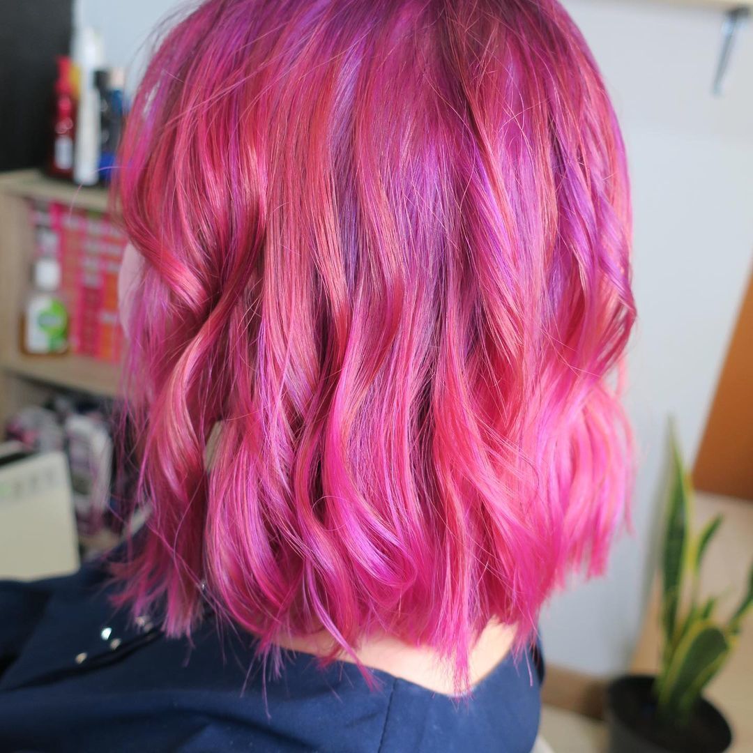 Warna rambut campuran neon pink dan oranye pada wanita asia berambut pendek