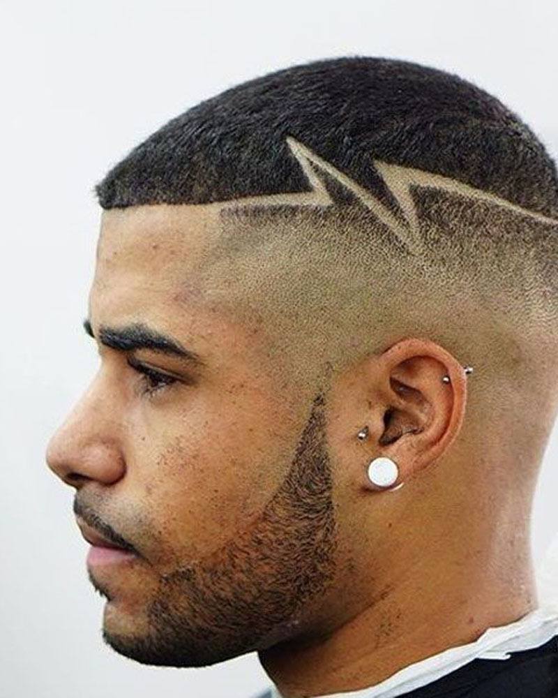 pria berkulit gelap dengan rambut cepak dan garis rambut a la paquito