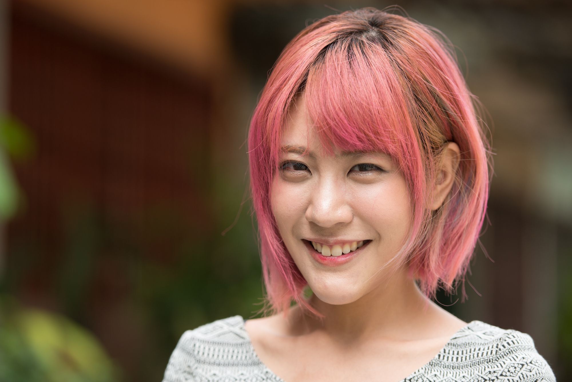 Berani coba warna rambut pink rose gold yang terang? (Foto: Shutterstock)