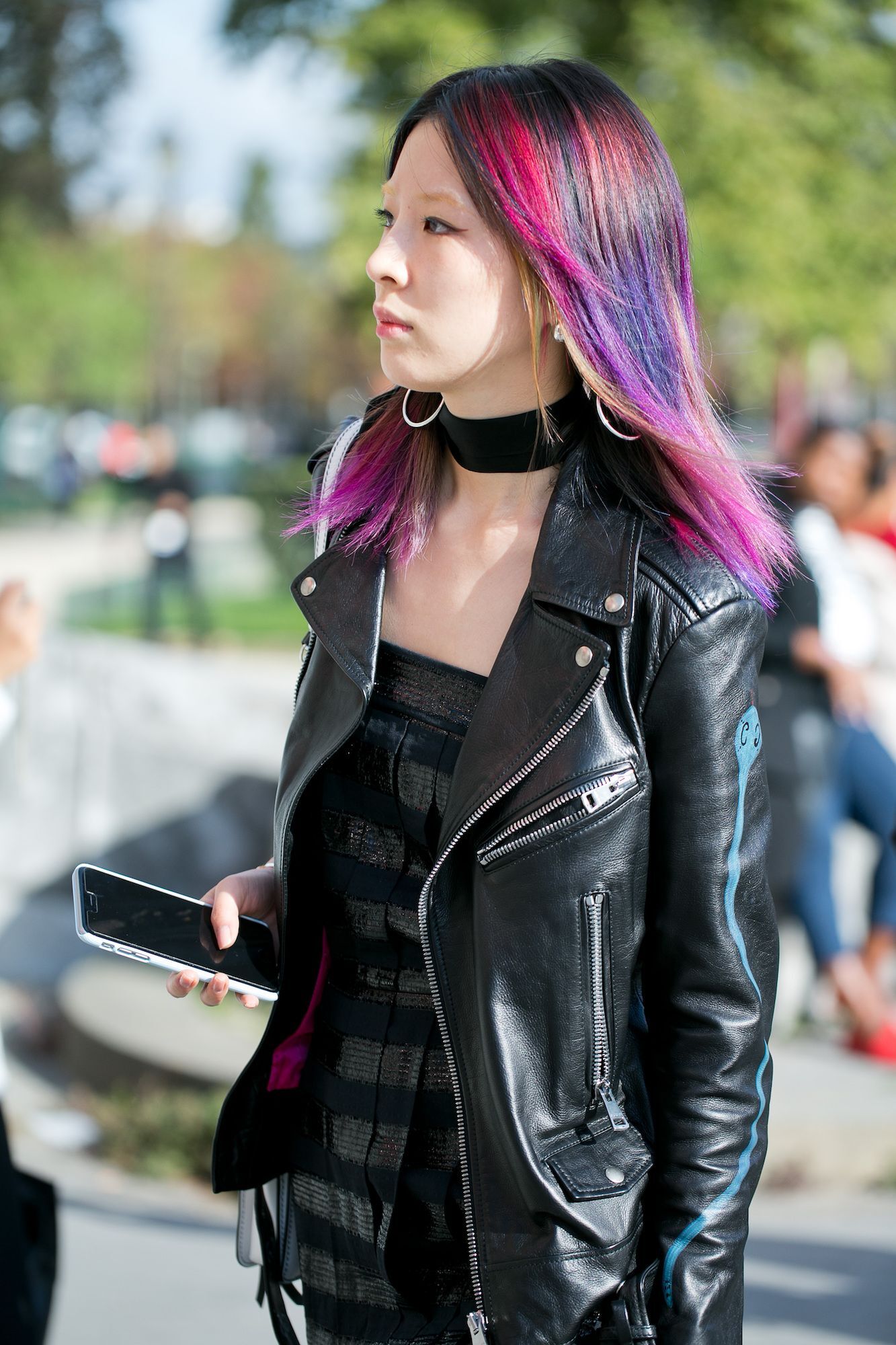 Coba highlight rambut yang penuh dengan variasi warna. (Foto: Shutterstock)
Highlight rambut warna-warni gaya rambut musim panas.
Wanita asia dengan highlight rambut warna rambut ungu, pink, merah, dan kuning.