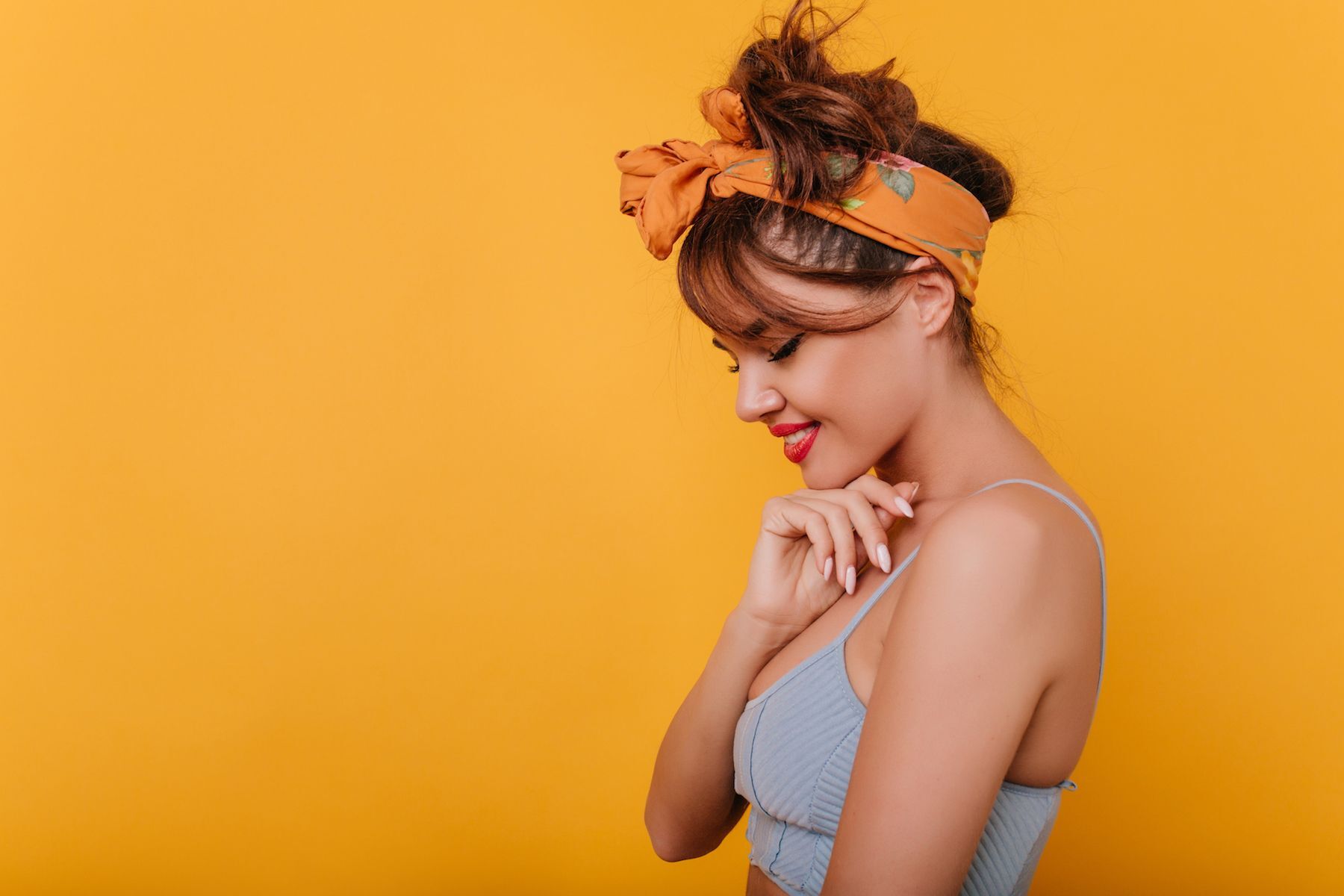 Berikan padanan gaya rambut cepol yang manis. (Foto: Shutterstock)