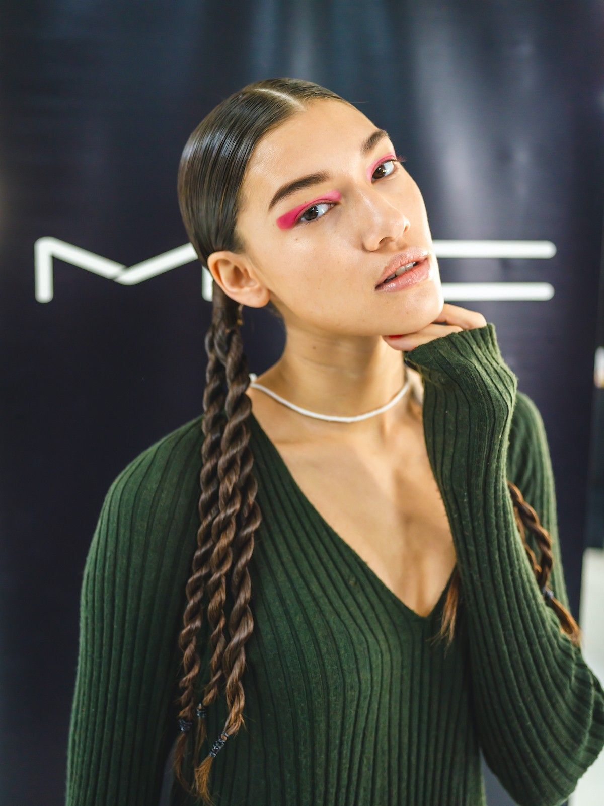 Rope braid dengan eye makeup cocok untuk kamu! (Foto: Shutterstock)