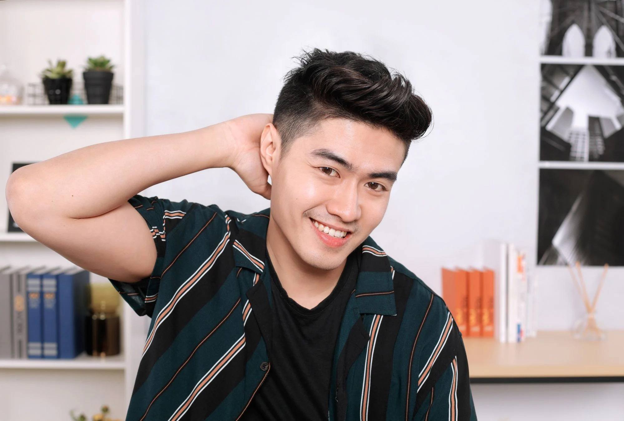pria asia dengan model rambut mohawk taper fade