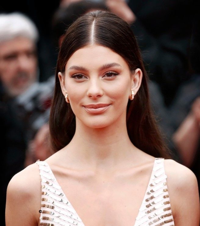 Gaya sleek middle part memang tak ada matinya. (Foto: Shuttertock)