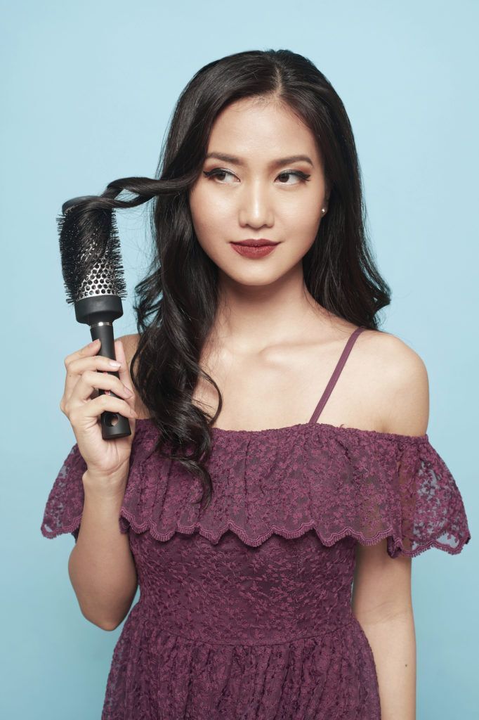 Curly Blow Dry - mengeriting rambut dengan gaya spiral.