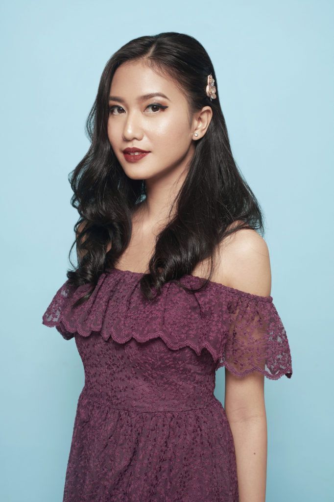 Wanita asia dengan model rambut curly blow dry warna hitam