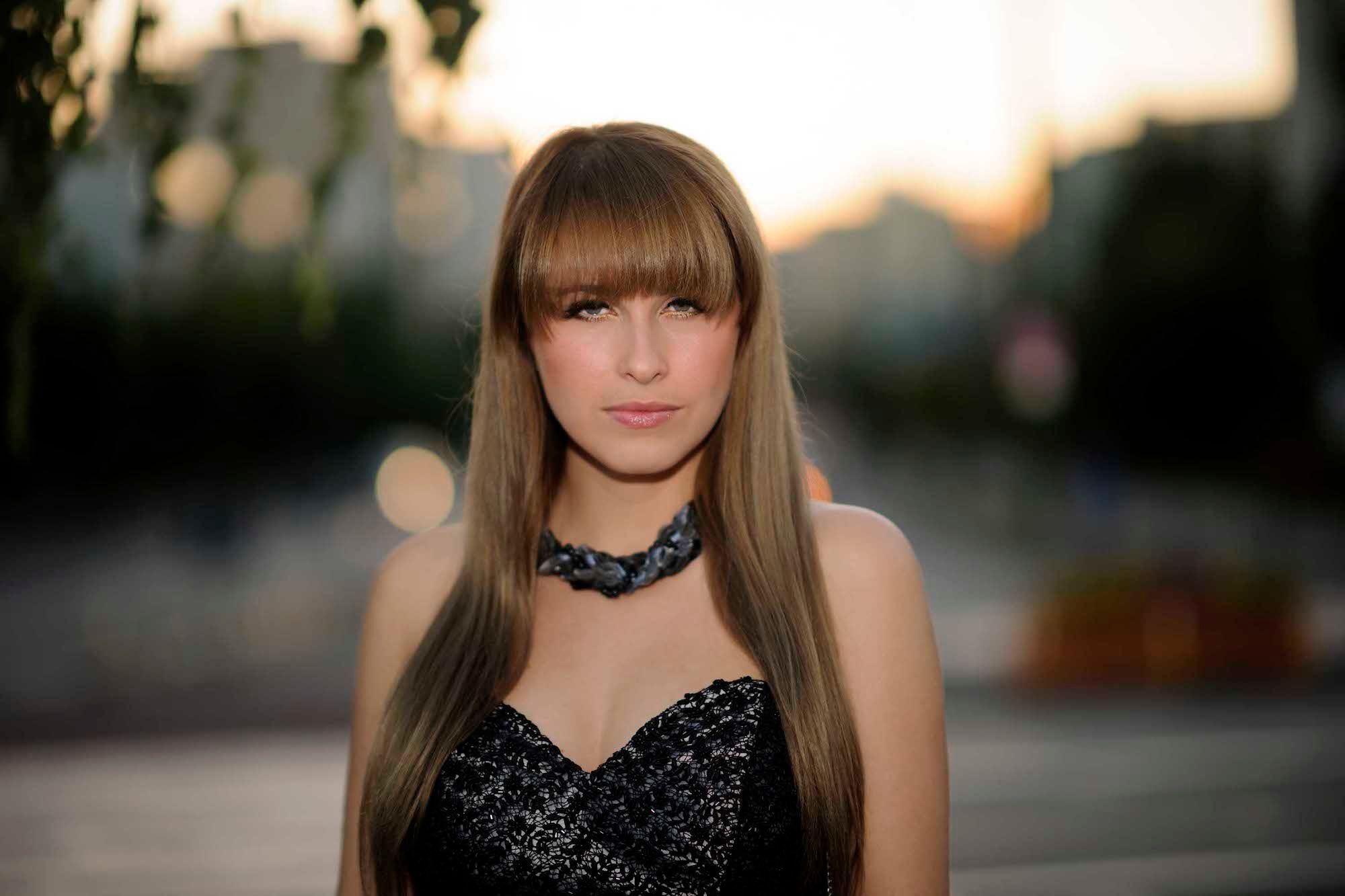 Model rounded bangs atau poni bulat cocok untuk kamu dengan wajah hati. (Foto: Shutterstock)