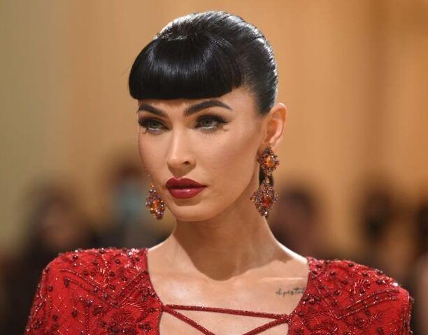 Poni rambut dengan aksen a la Bettie ini bikin penampilanmu semakin edgy. (Foto: Yahoo)