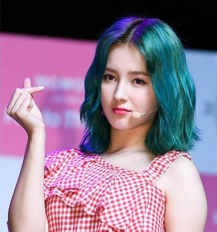 Nancy 'Momoland' terlihat manis dengan rambut turqoise-nya yang unik. (Foto: Dispatch)