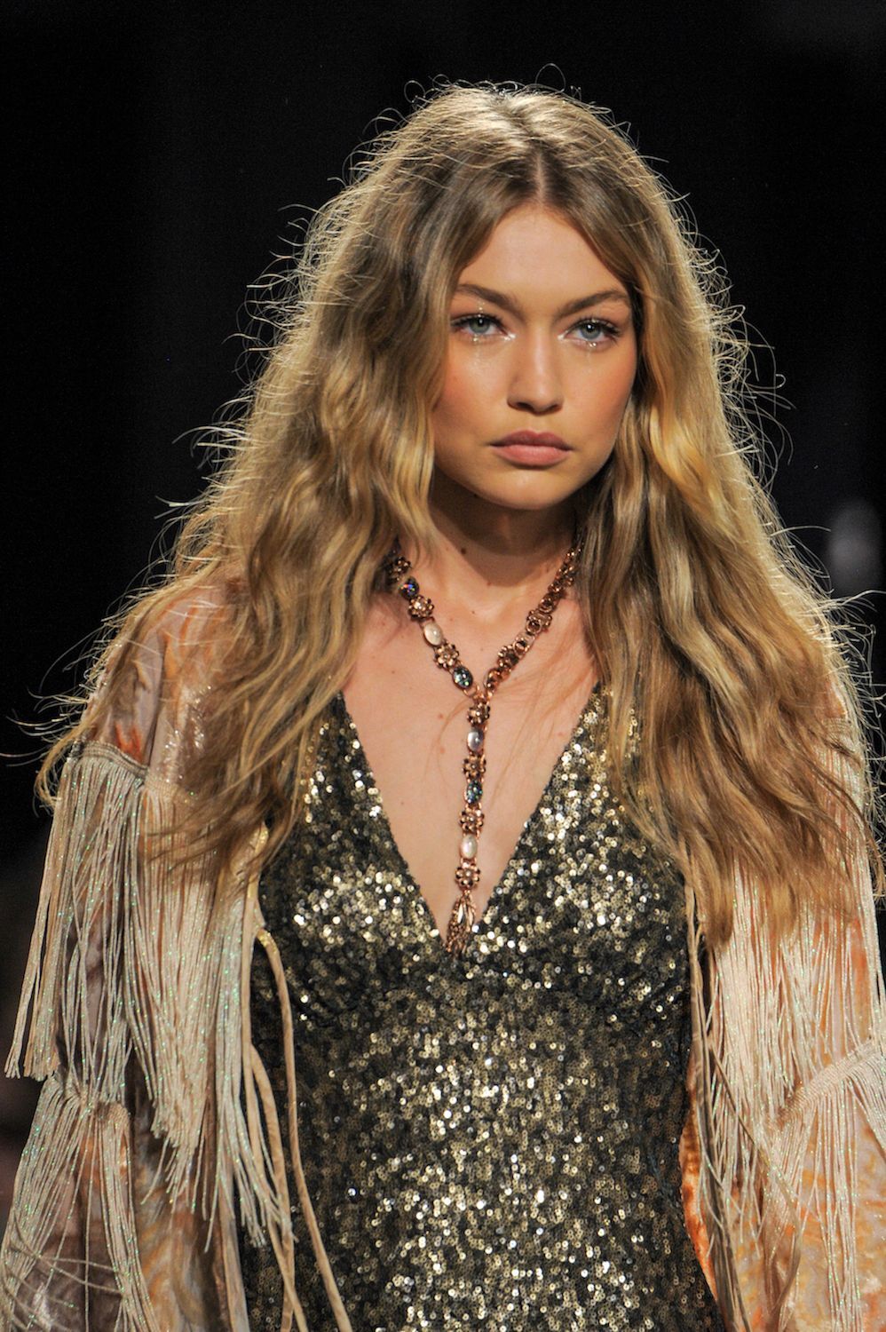 Buat rambut keriting juga bisa tanpa curling wand. (Foto: Shutterstock)