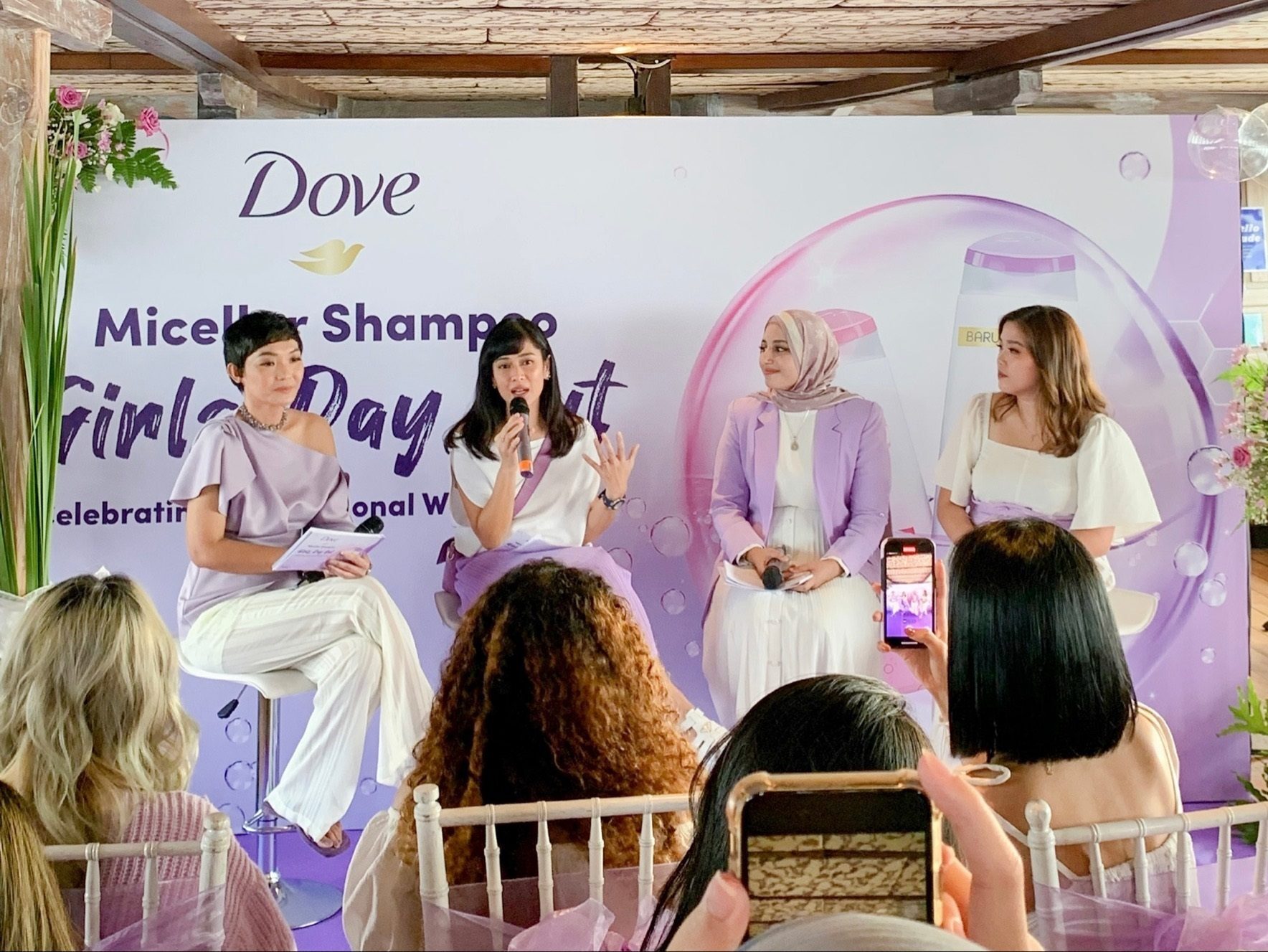 Talk show santai bersama Dian Sastrowardoyo, dr. Kamila Jaidi dan Brand Manager Gabriella Dhea.