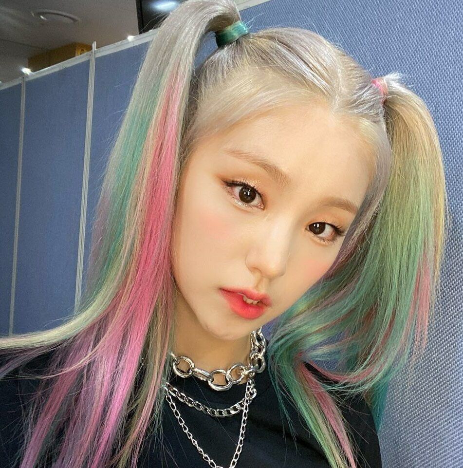 Baurkan pada rambut dengan warna-warna favoritmu. (Foto: Instagram/itzy.all.in.us)