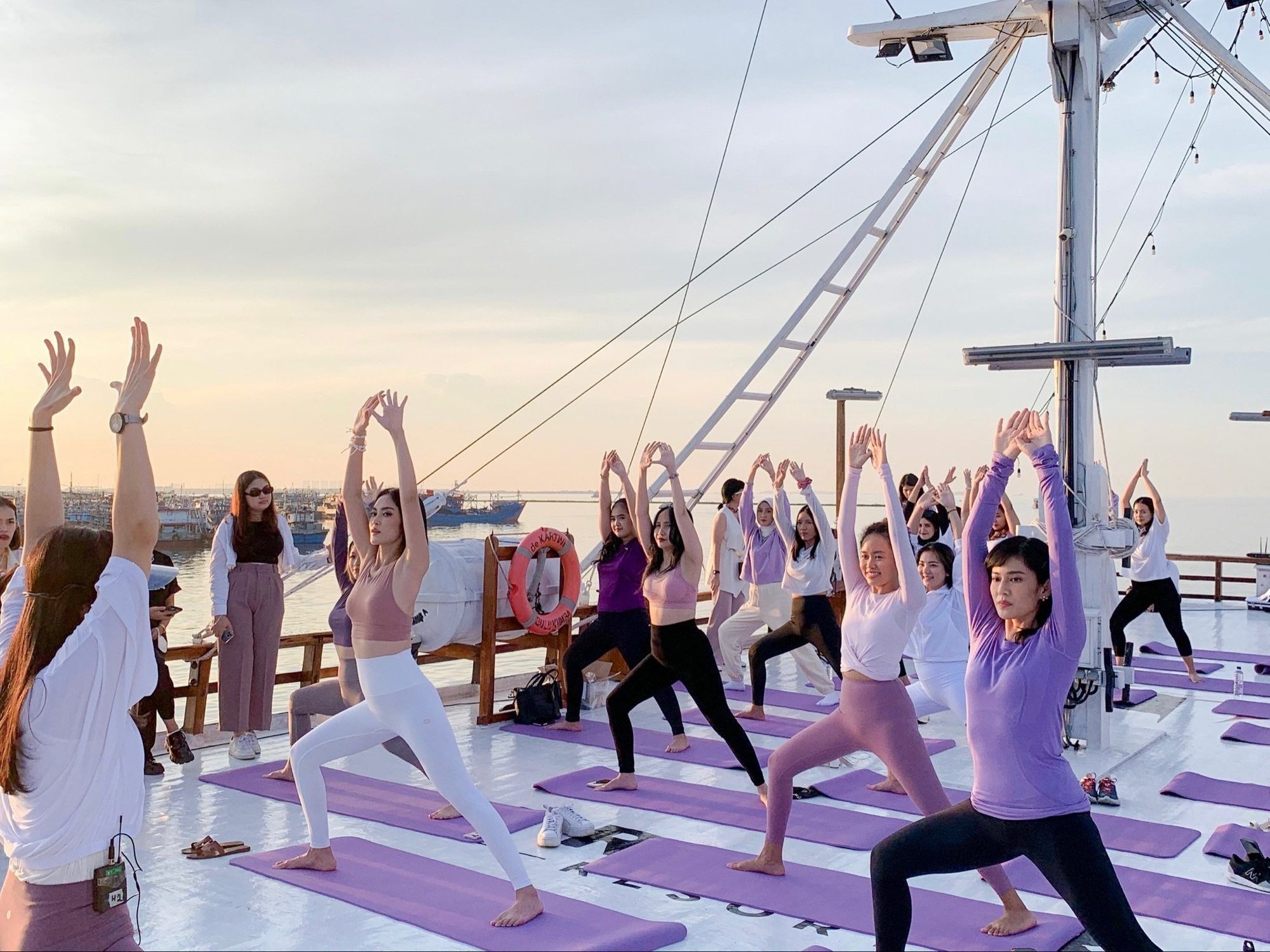 Yoga session di acara Dove Girls Day Out.