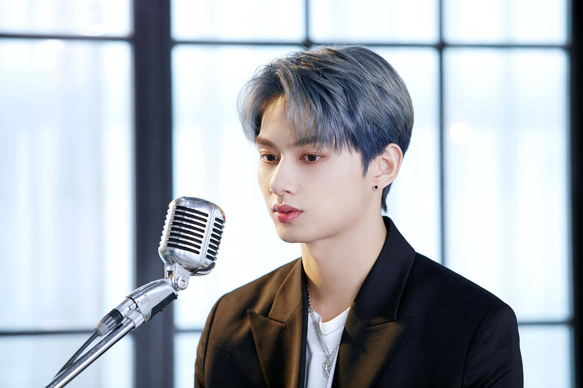 Setelah luntur, warna rambut denim akan berubah jadi silver. (Foto: facebook.com/seventeen)