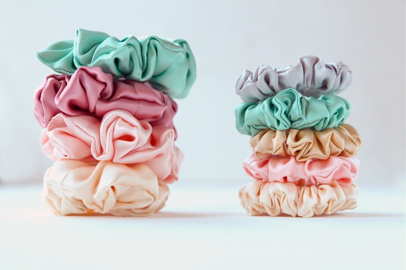 Ikat rambut scrunchie yang terbuat dari satin. (Foto: Shutterstock)