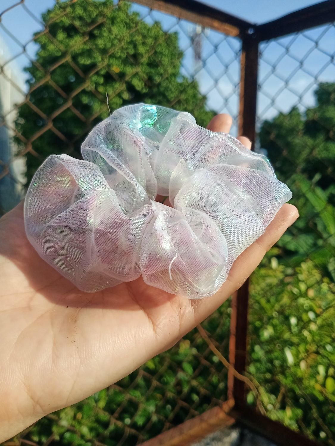 Transparant scrunchie untuk gaya effortless. (Foto: Shutterstock)