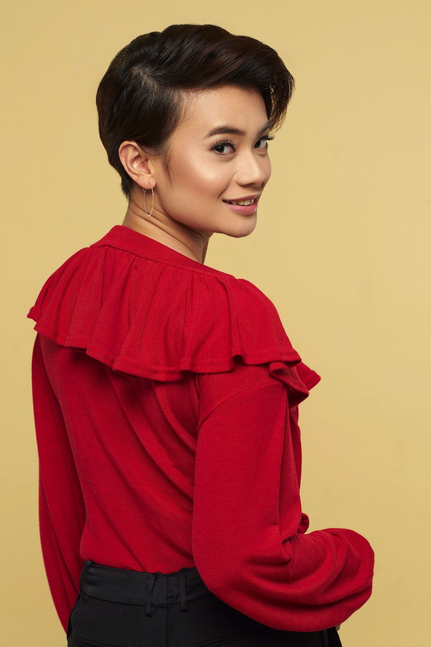 Wanita Asia dengan rambut pixie cut.