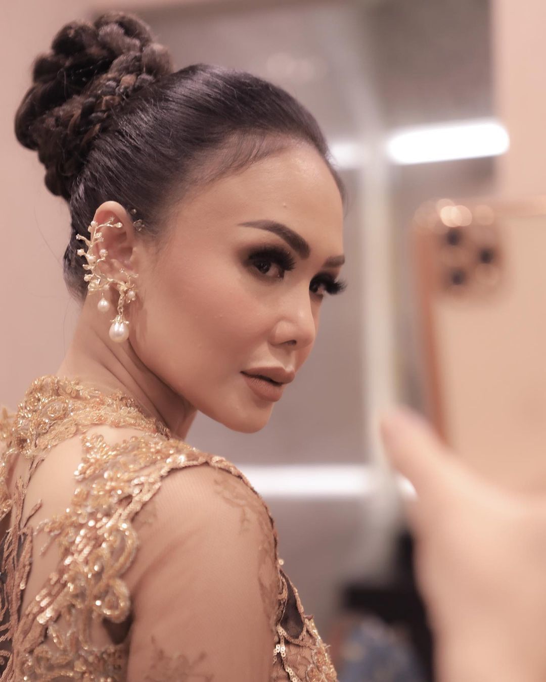 Gaya rambut updo a la Yuni Shara yang bisa jadi inspirasi ke pesta. (Foto: Instagram.com/yunishara36)