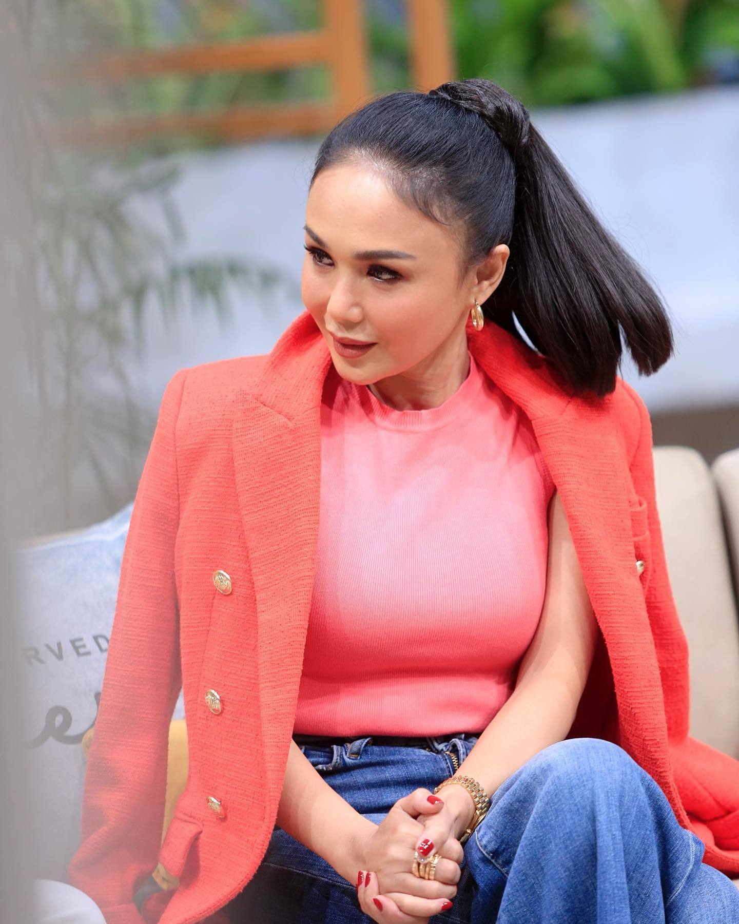 Menambahkan hair extention pada rambut yang pendek a la Yuni Shara. (Foto: Instagram.com/yunishara36)