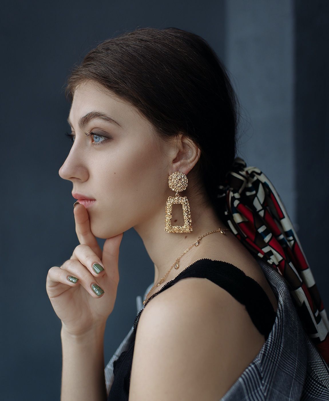 Scarf scrunchie pada rambut wanita kaukasia